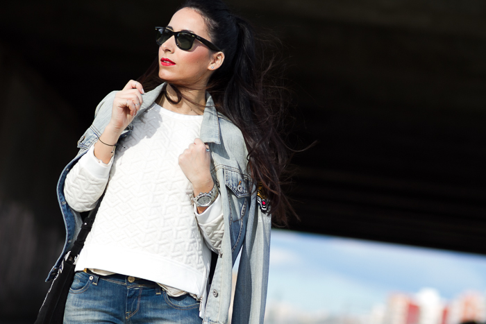 Outfit con Sudadera acolchada blanca bordada y jeans desgastados Blog de Moda Valencia