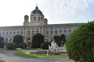 Kunsthistorisches Museum (Museu de História de Arte), do outro o seu gémeo: o Naturhistorisches Museum (Museu de História Natural)Maria-Theresien-Platz