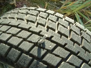 タイヤの釘刺さりパンク修理完