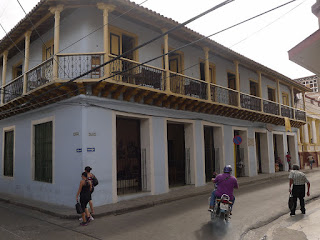 Santiago de Cuba, Calle Heredia, Casa de Estudiante und Casa de Trova. Hellblaues Haus mit riesigen offenen Fenstern zur Strape und umlaufendem Balkon im ersten Stock.