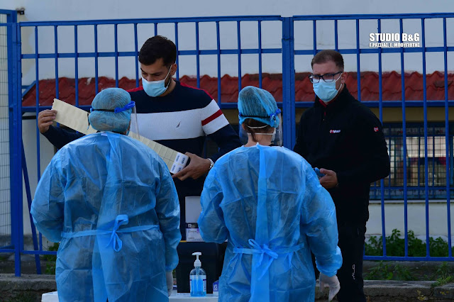 Rapid test από την ΚΟΜΥ Αργολίδας έξω από το 2ο Λύκειο Ναυπλίου