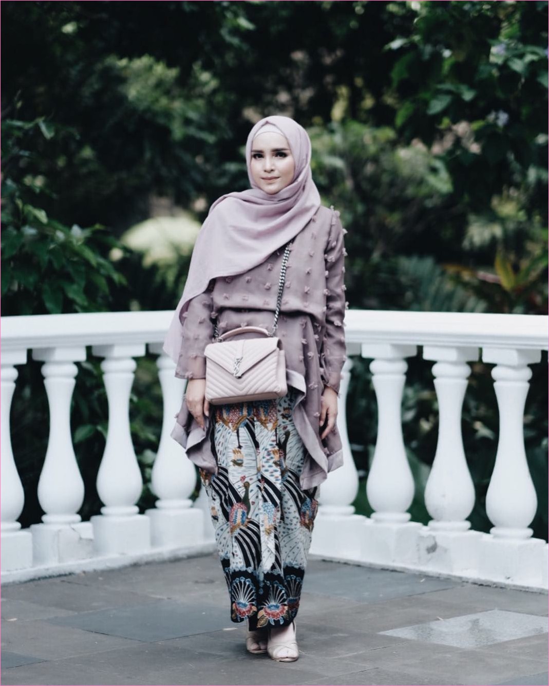  Desain model baju kondangan muslimah berhijab modern baik kebaya maupun dress yang dikena 22 Outfit Baju Kondangan Berhijab Ala Selebgram 2018