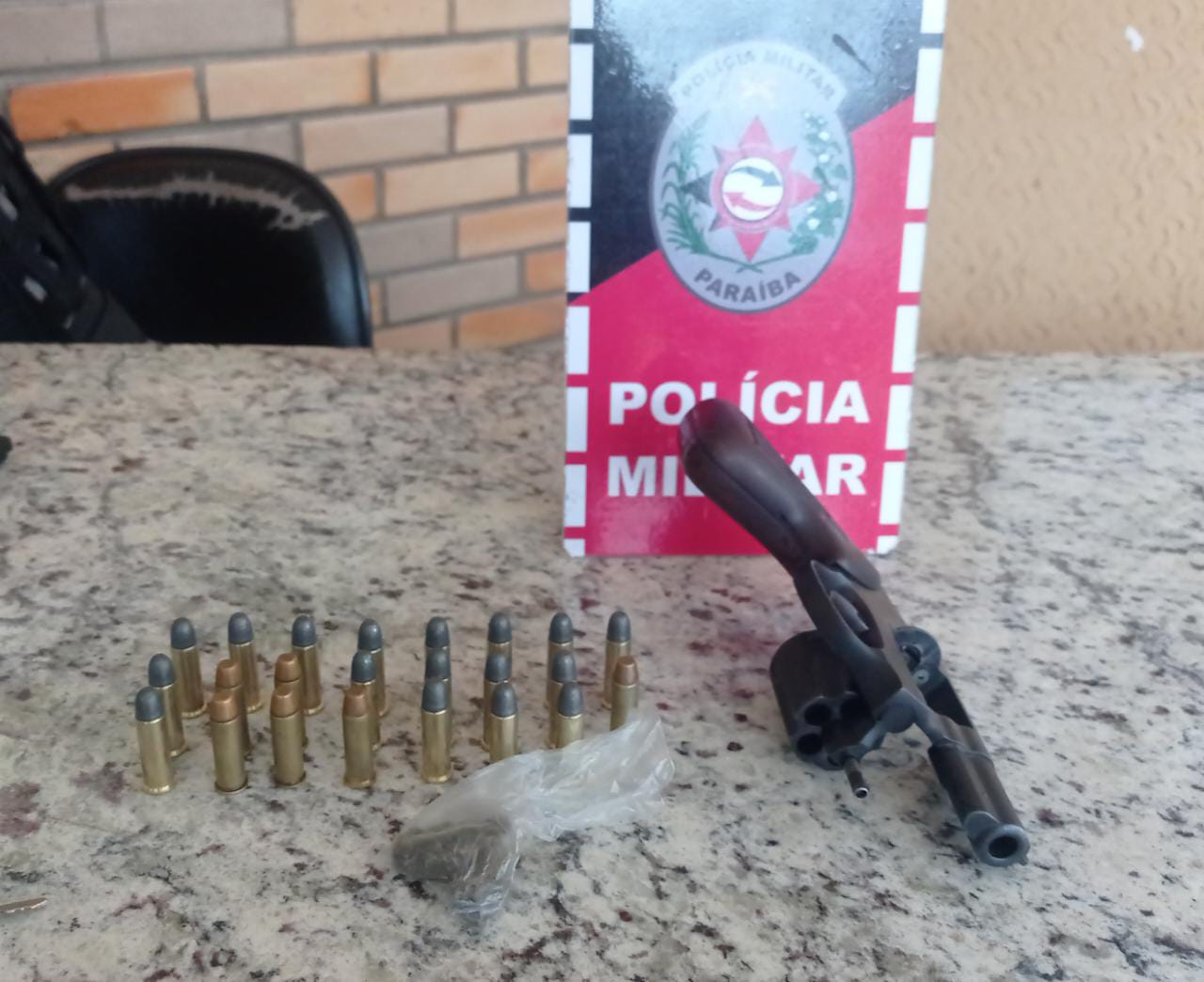 Homem é preso com arma de fogo e droga neste sábado em Catolé do Rocha