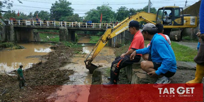 Cegah Banjir, Pemkab Pati Terjunkan Ekskavator Bersihkan Jembatan Pakis