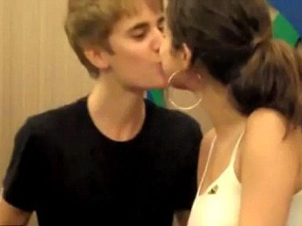 fotos de selena gomez y justin bieber besandose. justin bieber y selena gomez besandose. Justin Bieber Y Su Novia Besandose.