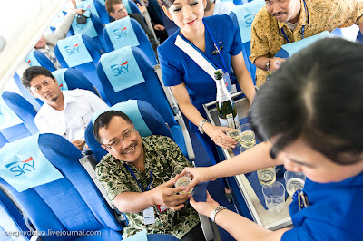 Foto Pramugari Cantik Seksi Dan Narsis Di Pesawat Shukoi Yang Naas [ www.BlogApaAja.com ]
