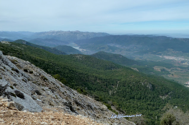 Cortijos Nuevos a la derecha, Hornos y el Pantano del Tranco al fondo. Vistas desde El Yelmo.