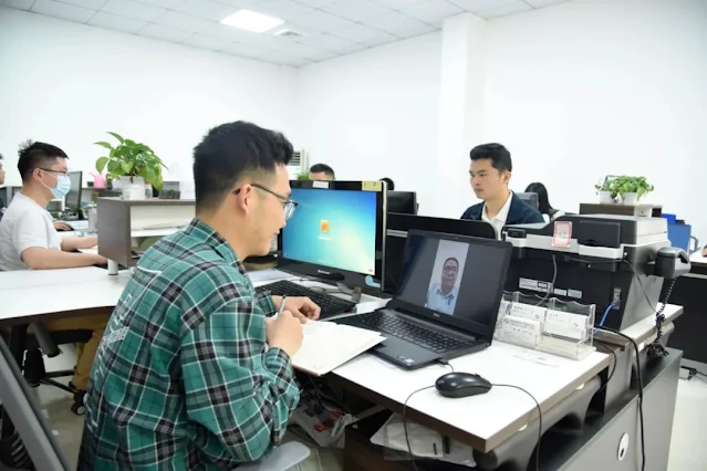 Zhaoqing investment promotion personnel conducted "cloud talks" with customers through email, WeChat, telephone, video and other ways to promote the project implementation. Photographed by Xu Jin