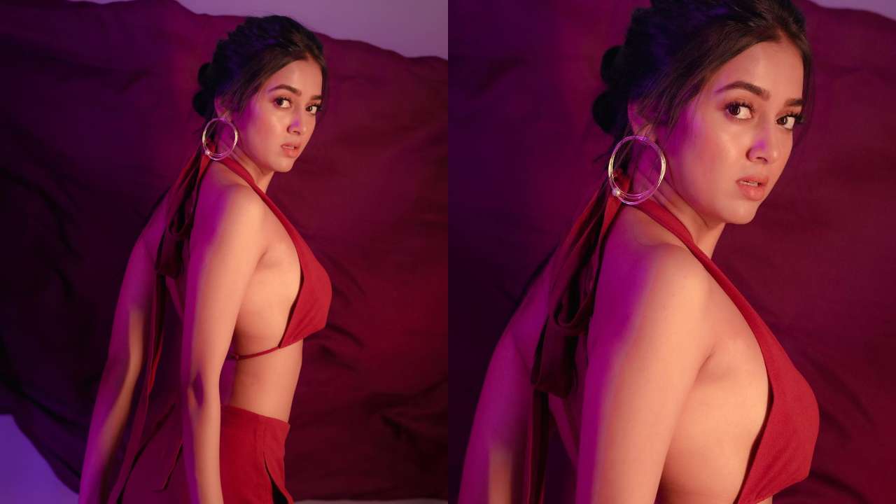 Pic Talk: Tejasswai Prakash poses for photoshoot pictures with her wear on a red shot br*a