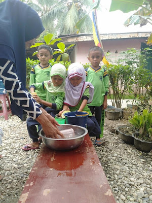 kegiatan anak didik paud pada saat membersihkan tempat makanan