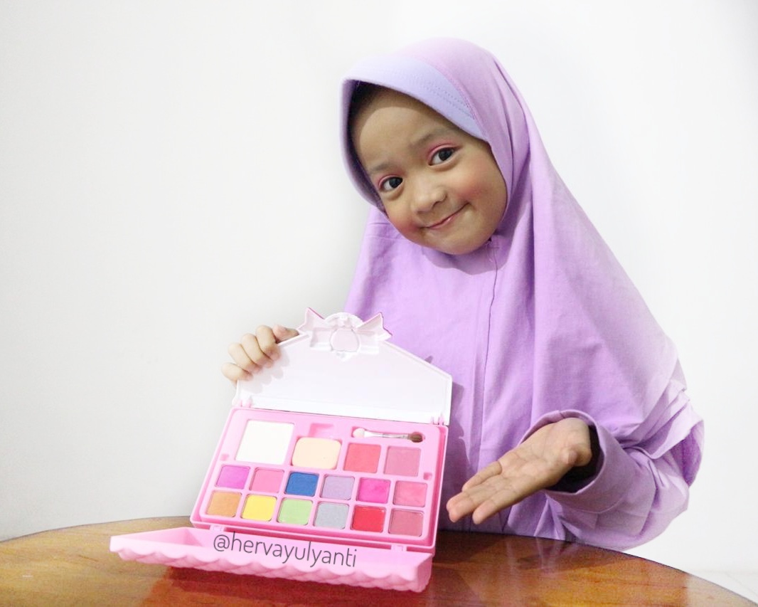 Rekomendasi make up yang aman untuk anak kecil