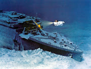 Submarino explorando cada rincón del Titanic, se aprecia una enorme grieta y .