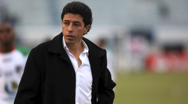 El Profesor Paúl Vélez y su cuerpo técnico queda fuera de Libertad F.C.