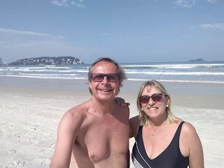 Pareja de hombre y mujer posando en la playa