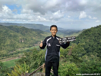 Ilham Guntara Berfoto Ria di Puncak Watu Lawang www.guntara.com