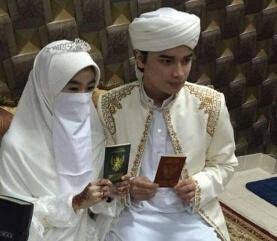 Anak KH. Arifin Ilham Menikah dengan Muallaf Cantik