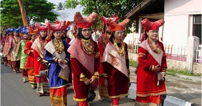  Pakaian  Adat  Lambak Ampek di Nagari Koto  nan Gadang  