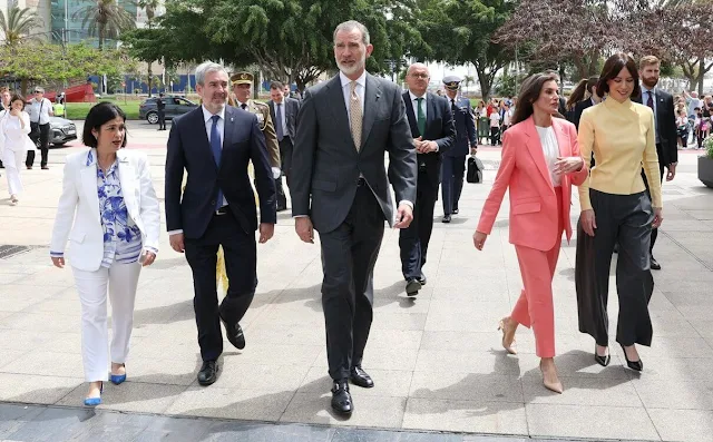 Queen Letizia wore a light purple Jopeta jacket by Hugo Boss. Hugo Boss Tefite light purple trousers, Boss silk blouse