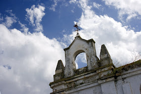 'Escuelas José Antonio': espadaña y veleta. (La Barca de la Florida)