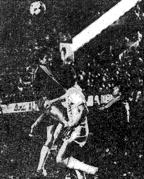 Camacho se adelanta a un delantero belga, con Alexanco a la expectativa. SELECCIÓN DE ESPAÑA 2 SELECCIÓN DE BÉLGICA 0. 16/12/1981. Partido internacional amistoso. Valencia, España, estadio Luis Casanova. GOLES: 1-0: 7’, Satrústegui. 2-0: 87’, Satrústegui.