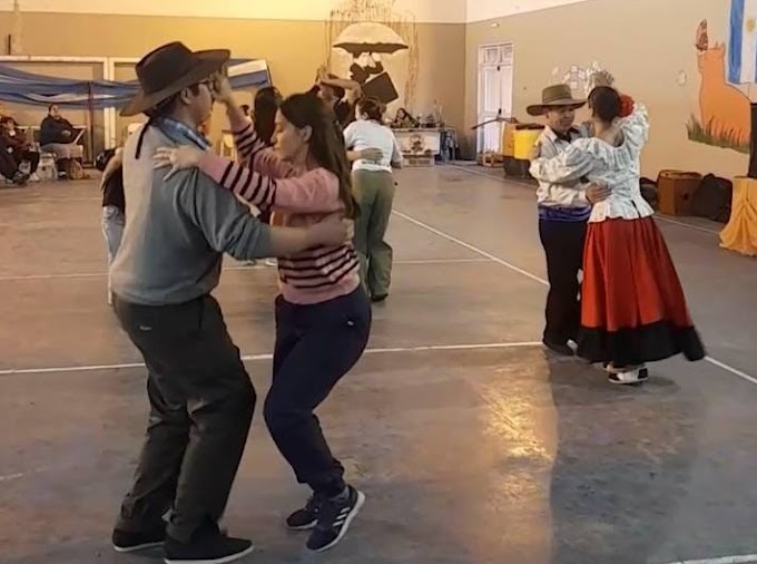 La Peña del 9 de Julio llenó de música y tradición el SUM de la Escuela 734