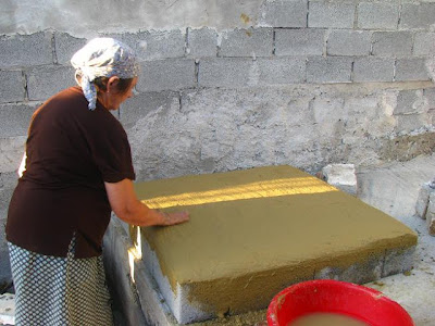  Φτιάχνουμε μόνοι μας παραδοσιακό ξυλόφουρνο, με χώμα, νερό και άχυρο