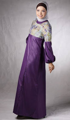 Dress Maxi Dengan Hiasan dan Motif Dibagian Dada