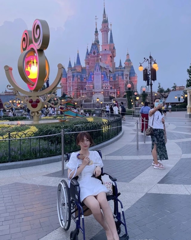 Visitor At Disneyland China Pretend To Be Disabled Because Lazy Walking In The Park