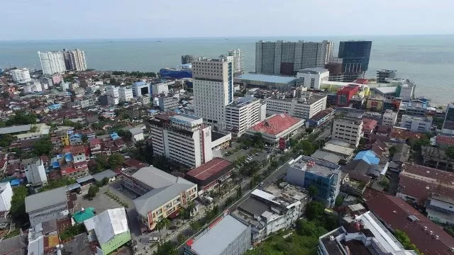 Balikpapan merupakan kota dengan perekonomian terbesar di Pulau Kalimantan dan merupakan penyangga IKN