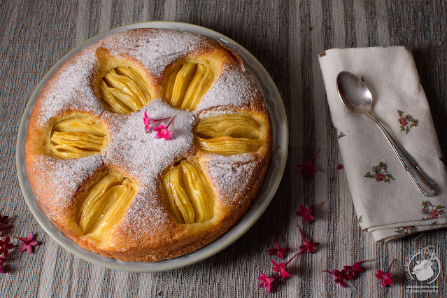 Apfelkuchen o bizcocho alemán con manzana