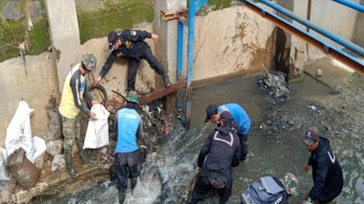 Karya Bakti Sungai, Satgas Sektor 21-13 Angkat 100 Kg Sampah di Sungai Cimahi