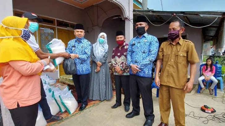 Pemkab Kerinci Salurkan Paket Sembako Pada Masyarakat Terdampak Covid – 19