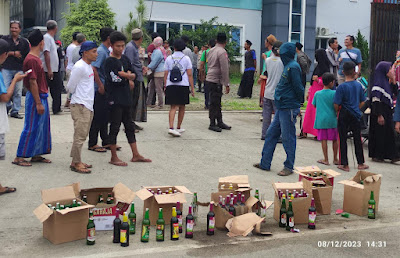 Aksi Warga Geruduk Gudang Miras di Desa Perahu, Ratusan Dus Miras Botolan di Amankan