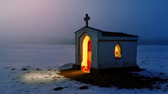 Capelă cu lumina aprinsă-Chapel