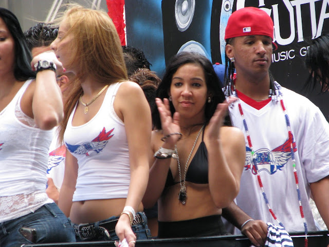 grupo de jóvenes dominicanos celebrando el desfile dominicano