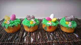 Ostern Cupcakes: Vanille Cupcakes mit Vanille Buttercreme und schokolade Eier dekoriert