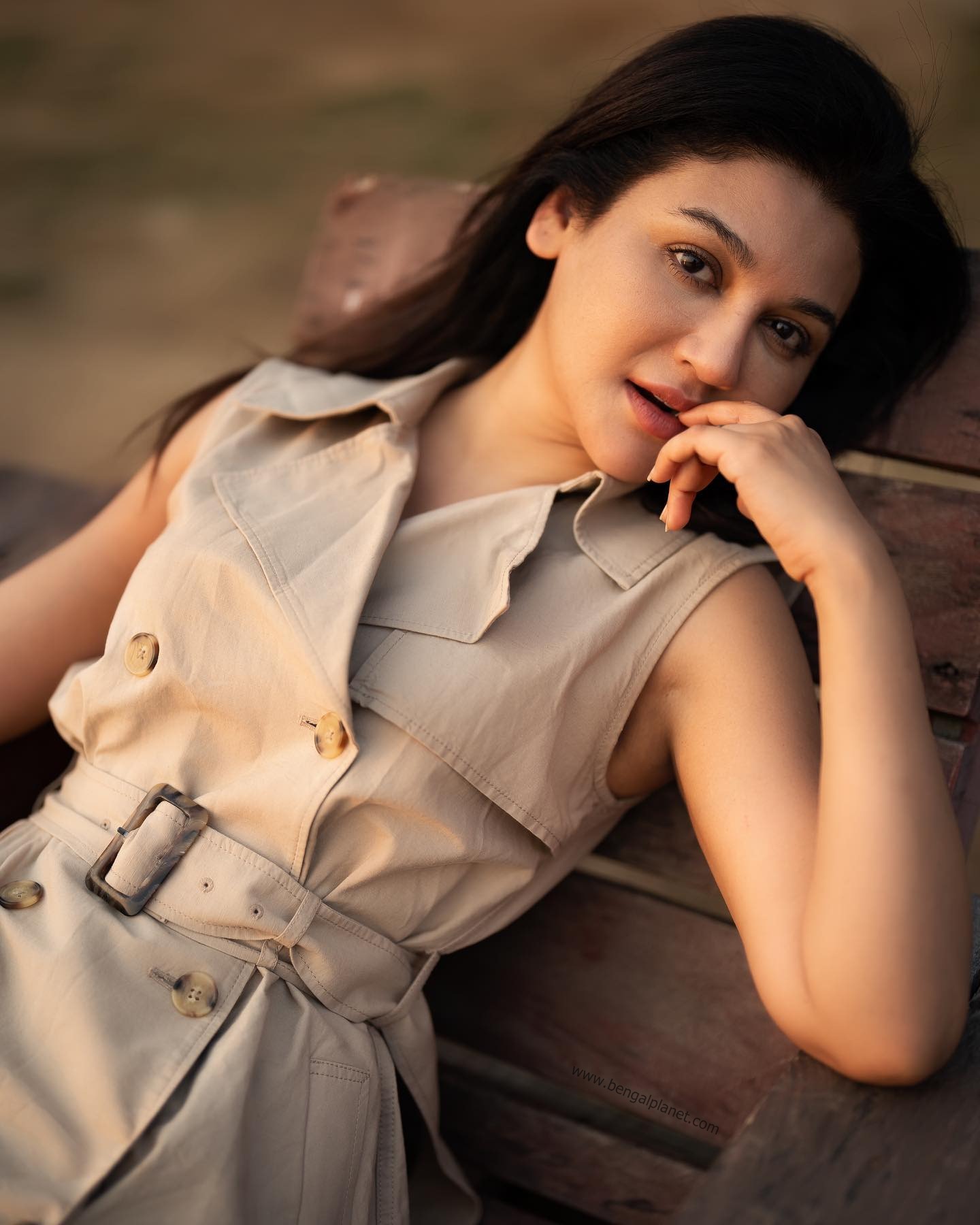 Actress-Jaya-Ahsan-stunning-photos-in-a-sleeveless-trench-coat-09-Bengalplanet.com