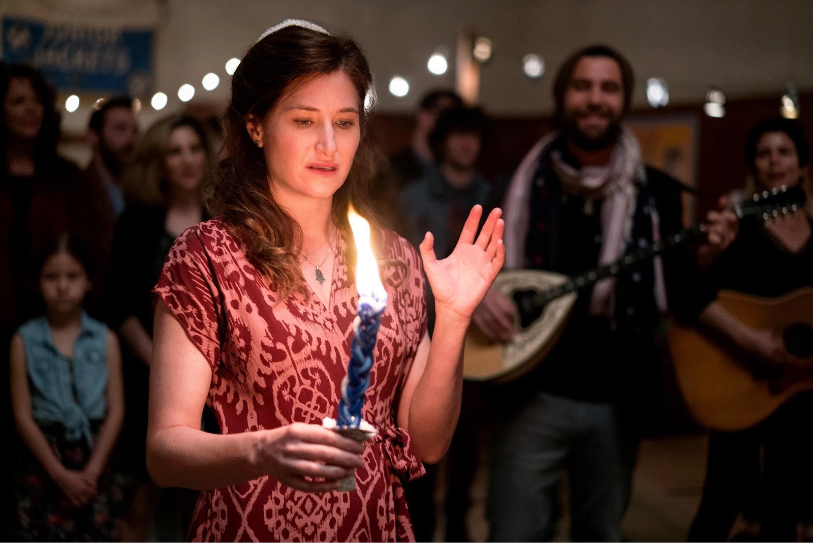 Raquel Fein con una vela en Transparent