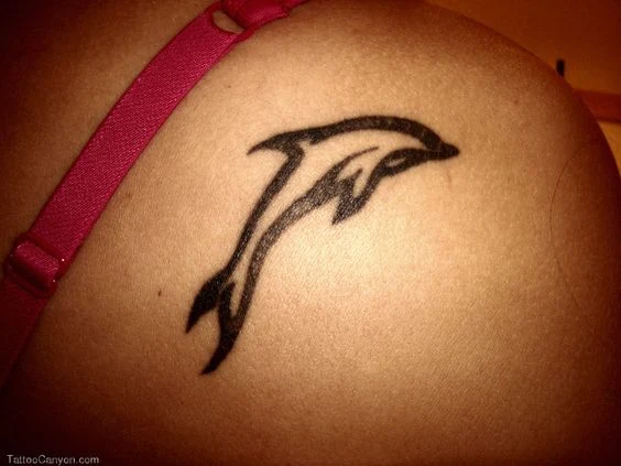 fotografia con tatuajes de delfines