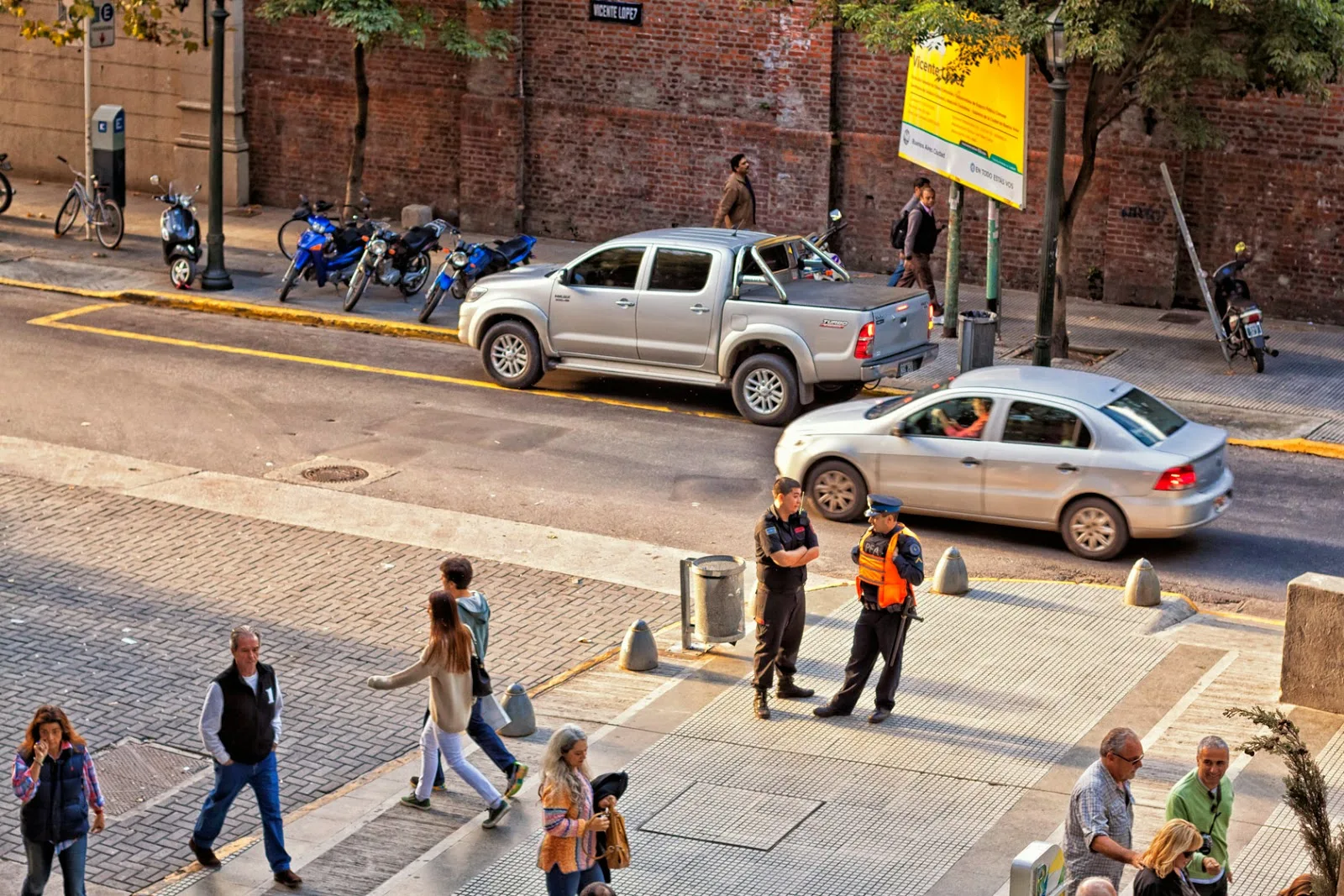 Tránsito peatonal con custodia policial.