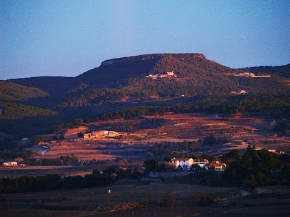 Vista des de la Roca: al fons el barri de Font-rubí amb l'església de Sant Pere i Sant Feliu, i al seu darrera les Serres de Font-rubí