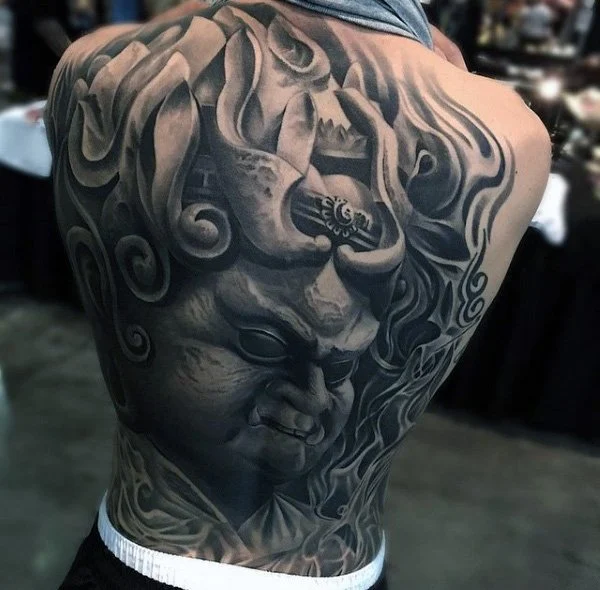 espectacular tatuaje en 3d, el tatuaje cubre la espada del modelo