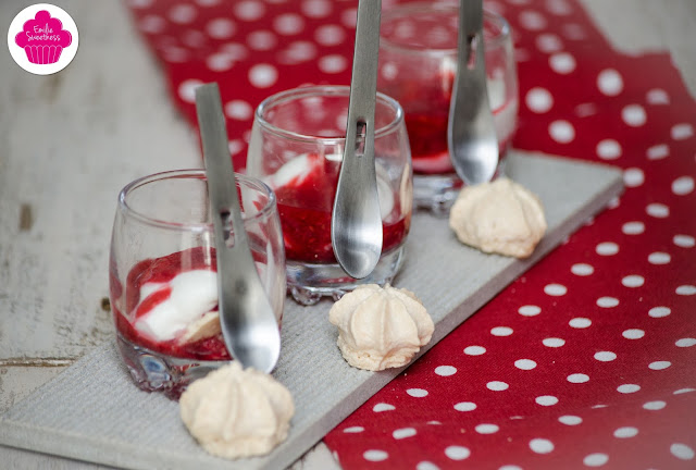 Eton mess à la framboise: verrines de framboises, coulis de framboises, meringues et chantilly