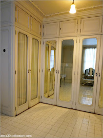 Vestidor en el Baño del Dormitorio de los Monroe de la Mansión Rosecliff, Newport