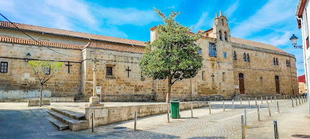 Convento de las Clarisas y cruceiro de San Antonio