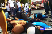 Puluhan Buruh Gelar Aksi Tidur di Pintu Keluar-Masuk PT IKSG Tuban