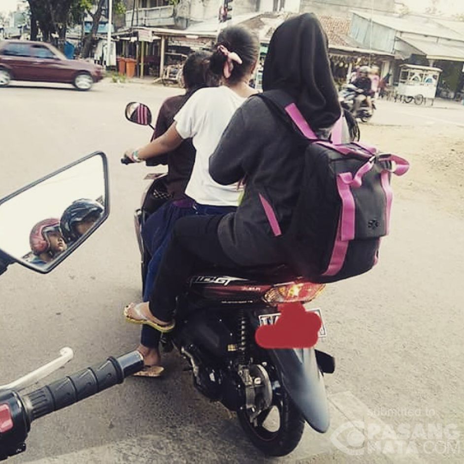 15 Aksi Cabe Cabean Bonceng Tiga Di Motor Ini Bikin Greget Banget