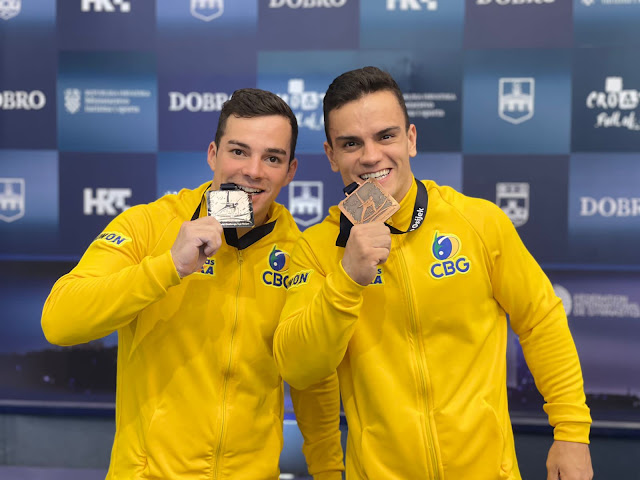 Caio Souza e Lucas Bittencourt posam com as medalhas conquistadas na Copa do Mundo
