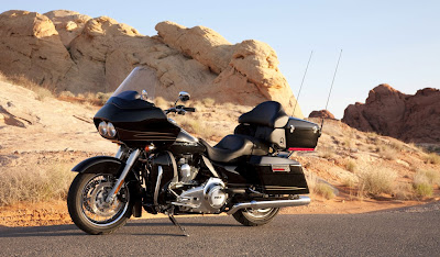 2011-Harley-Davidson-FLTRURoadGlideUltra-black