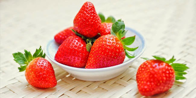 masker wajah alami berbahan strawberry